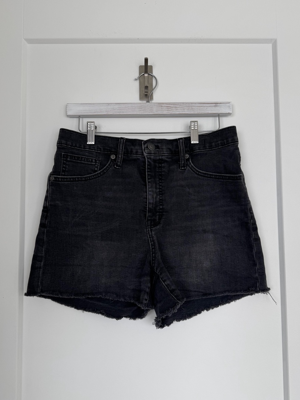 Madewell High-Rise Denim Cut-Off Shorts in Black Wash - Size 29